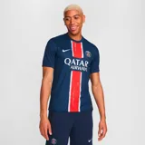 Camiseta de fútbol Nike del Paris Saint-Germain, modelo Stadium temporada 2024/25, para hombre. Diseño azul con franja vertical roja y blanca en el centro, logo de Nike y escudo del club en el pecho, y sponsor Qatar Airways en el frente.