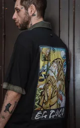 Remera negra de algodón con cuello redondo y calce oversize. Estampa sublimada con diseño inspirado en el arcano mayor del tarot 'El Loco' y logo de la marca.
