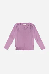 Remera negra de manga larga con escote en V.