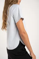 Remera gris melange de algodón y elastano, de corte clásico y mangas cortas.