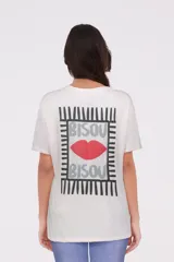 Remera celeste de algodón, de corte holgado, manga corta y cuello redondo.