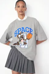 Remera gris de algodón con estampado de Taz de Space Jam jugando al baloncesto y la palabra "SPACE" en azul.