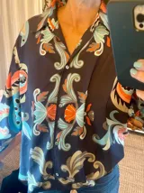 Camisa estampada holgada de corte clásico con cuello solapa y abotonada.