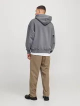 Hoodie gris oscuro de manga larga con capucha, corte holgado y bolsillo canguro.
