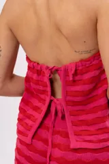 Top tejido de algodón a rayas horizontales en tonos rosa y rojo, con cuello halter y tiras finas.