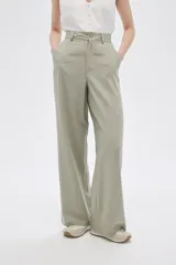 Pantalón de vestir color verde oliva, de corte ancho y tiro alto.