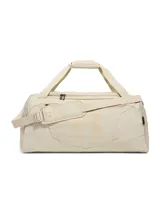 Bolso deportivo Under Armour Undeniable 5.0 mediano, color beige con logo de la marca en el frente. Cuenta con doble asa de mano, correa de hombro ajustable y múltiples bolsillos con cierre.