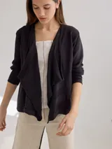 Saco de hilo negro con textura combinada y frente abierto con caída.