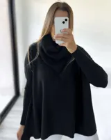 Sweater negro de tejido de punto acanalado, con cuello alto caído y corte mega oversize.