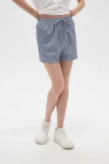 Short de viscosa a rayas verticales azules y blancas, con cintura elastizada y cordón ajustable.
