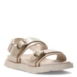 Sandalias planas color beige con tiras anchas y hebillas metálicas.
