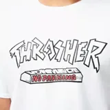 Remera blanca de manga corta con estampa del logo de Thrasher y un cartel de "No Parking".