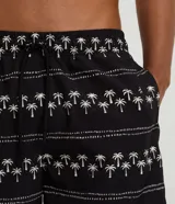 Bermuda de baño masculina de microfibra, color negro, con cintura elástica ajustable mediante cordón y bolsillos laterales. Presenta un estampado repetitivo de palmeras blancas en franjas horizontales.