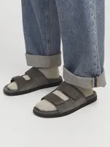 Sandalias de cuero grises con doble tira ancha y suela plana.