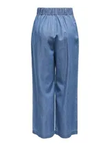 Pantalón jean celeste de corte wide leg y tiro alto, con pretina ancha y cierre de gancho.