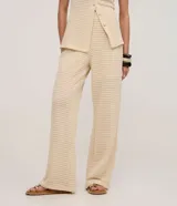 Pantalón de mujer color crema, de punto texturizado con efecto gofre o waffle, corte recto y pierna ancha.