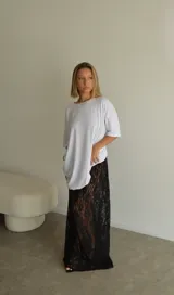 Pollera larga de encaje negro, con forro interior que deja ver la transparencia del encaje.