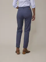 Pantalón bombacha de sarga color azul con pinzas en la cintura y bolsillos laterales.