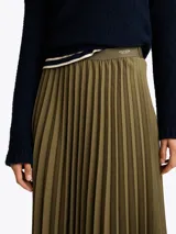 Falda midi color verde militar, plisada, con cintura elástica con logo de Tommy Hilfiger.