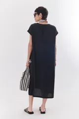 Vestido midi azul de lino y tencel, corte recto y mangas cortas.