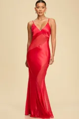 Vestido largo rojo de satén con escote en V y paneles de mesh transparentes en diagonal.