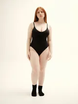 Body blanco de lycra, con breteles finos y escote en V.