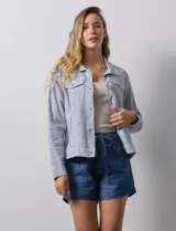 Camperita de lino estampado marca Dash, con abertura central con botones y bolsillos delanteros.