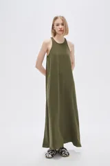 Vestido largo color verde militar, sin mangas, de poliéster, corte holgado y cuello redondo.
