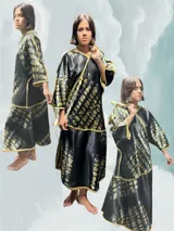Vestido kimono de seda azul noche con estampado digital de diseño abstracto en dorado y ribete dorado.