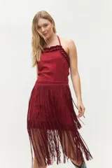 Minifalda color bordó con flecos en el ruedo.