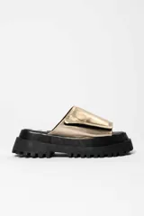 Sandalias negras de cuero sintético con plataforma track.