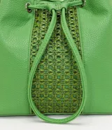 Bolso tipo bucket verde con correa transversal tejida, detalle trenzado en la parte delantera, colgante de borla y cierre con botón a presión.
