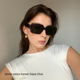 Lentes de sol de montura cuadrada oversized, estilo retro, con marco de acetato color marrón translúcido y lentes polarizadas verdes.