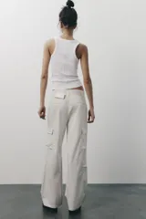 Pantalón cargo color ciruela de tiro medio con bolsillos delanteros, laterales y traseros. Incluye cinturón de la misma tela con hebilla metálica.