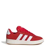 Championes Adidas Grand Court Alpha rojos con detalles en blanco, confeccionados en gamuza y cuero sintético.