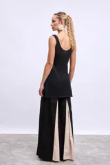 Blusa negra de punto con breteles anchos y corte largo.