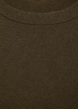 Jersey verde militar de tejido de lana con cuello redondo y manga larga.