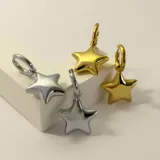 Par de aros dorados de acero quirúrgico hipoalergénico con baño en oro 18K, con forma de estrella inflada colgando de un aro pequeño.