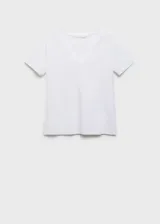 Camiseta blanca de algodón con cuello en pico y manga corta.