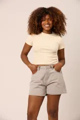 Short de jean gris claro, de tiro alto, corte recto y con bolsillos delanteros y traseros.