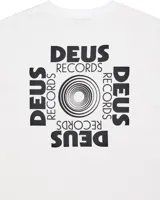 Remera blanca de manga larga con cuello redondo y estampado del logo de la marca Deus Ex Machina en el pecho y en las mangas.
