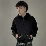Campera negra con cierre frontal y cuello de piel sintética.