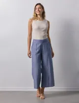 Pantalón crop de lino color azul con pretina trasera elastizada y bolsillos delanteros.