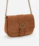 Bolso bandolera pequeño de gamuza marrón con solapa y cierre de hebilla dorada. Asa larga de cadena dorada.