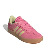 Championes Adidas VL Court 3.0 de gamuza rosa con detalles en amarillo pastel y suela color caramelo.