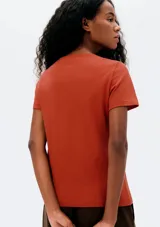 Remera verde claro de algodón, de corte clásico y mangas cortas.