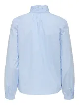 Camisa de manga larga, color celeste con finas rayas blancas verticales, con cuello alto y detalle de volantes verticales en la botonera frontal.