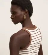 Musculosa blanca con rayas horizontales marrones, cuello redondo y sisas con ribete marrón.