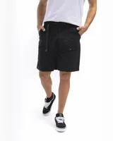 Bermuda negra de nylon con cinturón incorporado ajustable, dos bolsillos laterales superiores, dos bolsillos laterales con cierre y dos bolsillos traseros con botón.