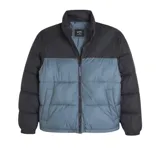 Campera puffer Hollister de corte cuadrado, con cuello alto, cierre frontal con cremallera y bolsillos laterales. Diseño color block en negro y celeste.